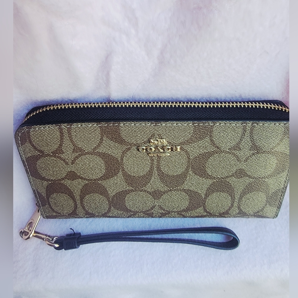 Coach Signature Wristlet - Picture 4 of 8